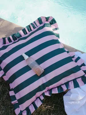 Coussin d’extérieur imperméable et déperlant rayé à volants☀️
