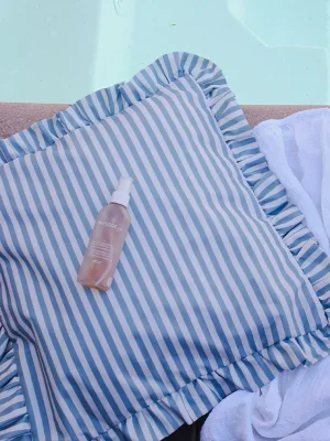 Coussin d'extérieur rayé imperméable. Elégant et raffiné pour habiller votre terrasse, le mobilier de jardin.