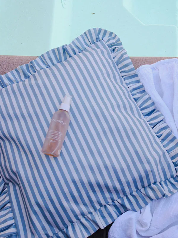 Coussin d'extérieur rayé imperméable. Elégant et raffiné pour habiller votre terrasse, le mobilier de jardin.