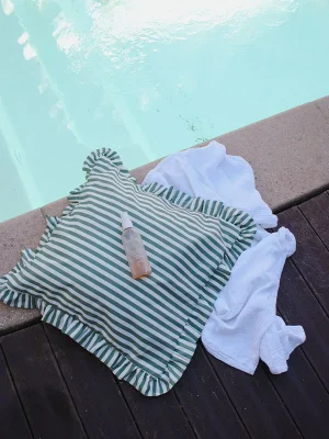 Coussin de jardin déperlant, imperméable. Jolies rayures vertes et petits volants.