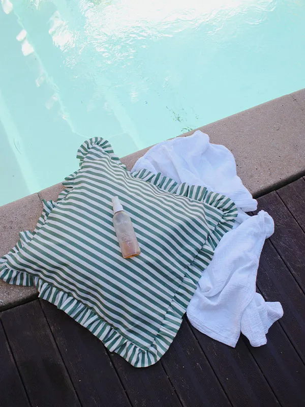 Coussin de jardin déperlant, imperméable. Jolies rayures vertes et petits volants.