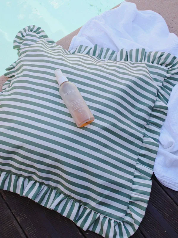 coussin de jardin déperlant et imperméable. Jolis volants, rayures vertes.