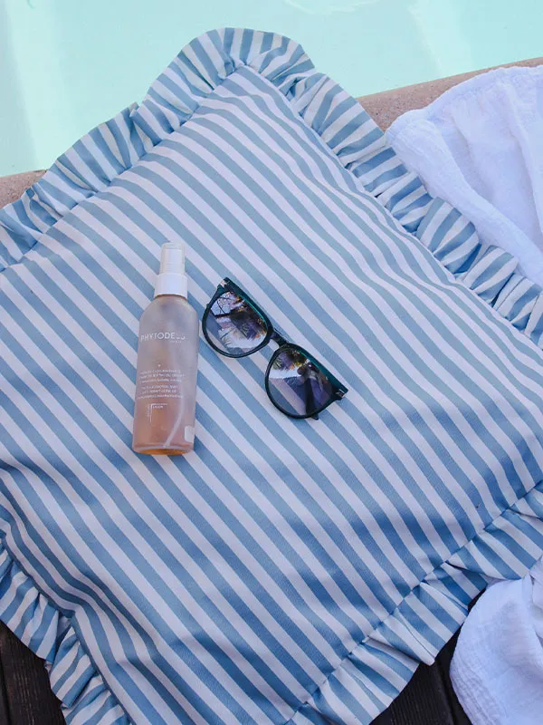 coussin-deperlant-de-jardin Coussin déperlant de jardin, rayures bleues et petits volants.