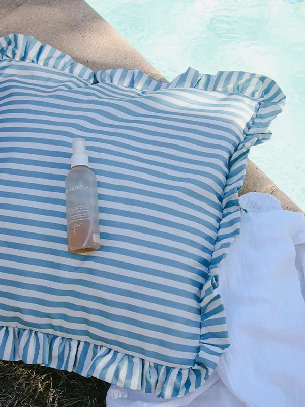 Coussin déperlant extérieur pour le jardin, la terrasse, la piscine. Jolis volants et petites rayures bleu ciel.