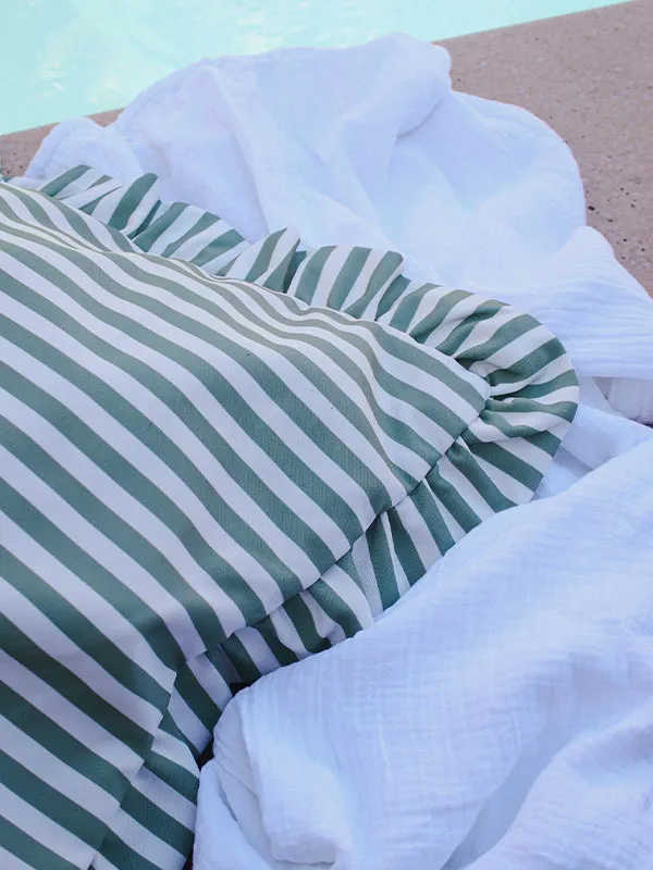 Coussin extérieur déperlant et imperméable. Rayures vertes, petits volants. Elégance et originalité pour le mobilier de jardin.