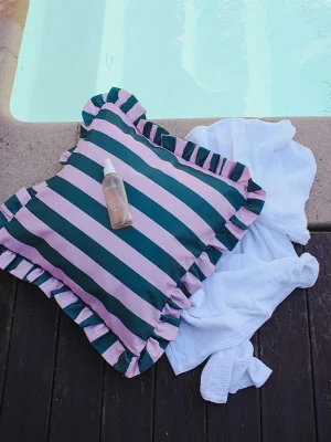 Coussin extérieur volant rayé, déperlant. Original et élégant, parfait pour sublimer votre mobilier de jardin. Convient également pour les transats de piscine.