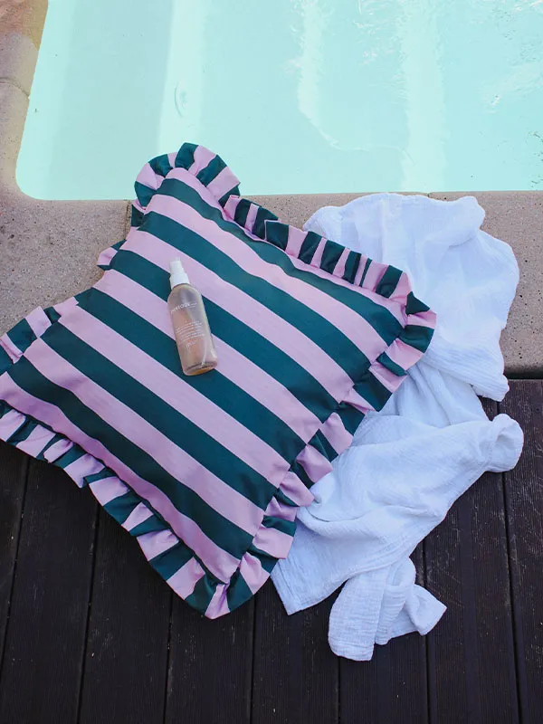 Coussin extérieur volant rayé, déperlant. Original et élégant, parfait pour sublimer votre mobilier de jardin. Convient également pour les transats de piscine.