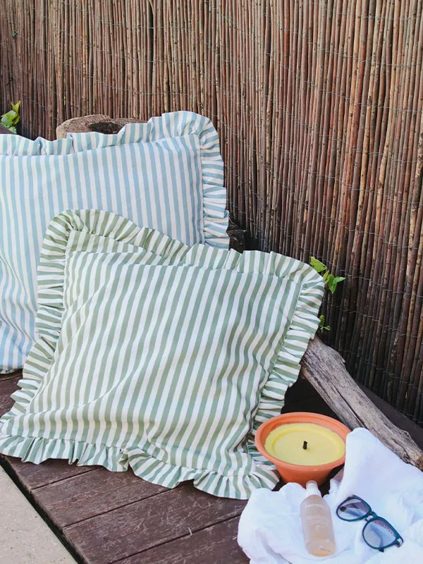 Coussins de jardin imperméables. Rayures et petits volants froncés sur le tour. Joli coloris vert à matcher avec les autres couleurs disponibles sur Simple Crush