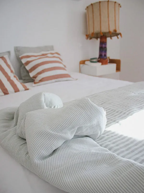 édredon rayé vert doux en gaze de coton.