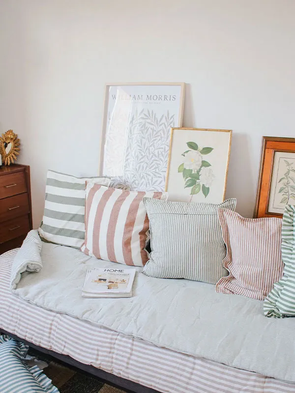 Sofa cover en gaze de coton, édredon rayé beige.