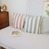 Sofa cover rayé beige en gaze de coton. Edredon, bout de lit.