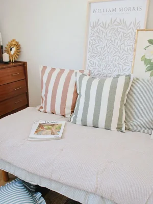 Sofa cover rayé beige en gaze de coton. Edredon, bout de lit.
