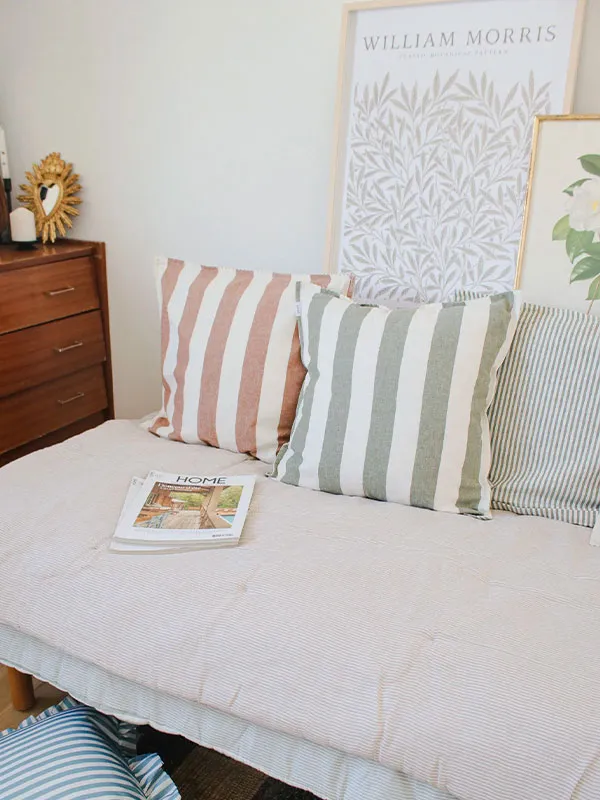 Sofa cover rayé beige en gaze de coton. Edredon, bout de lit.